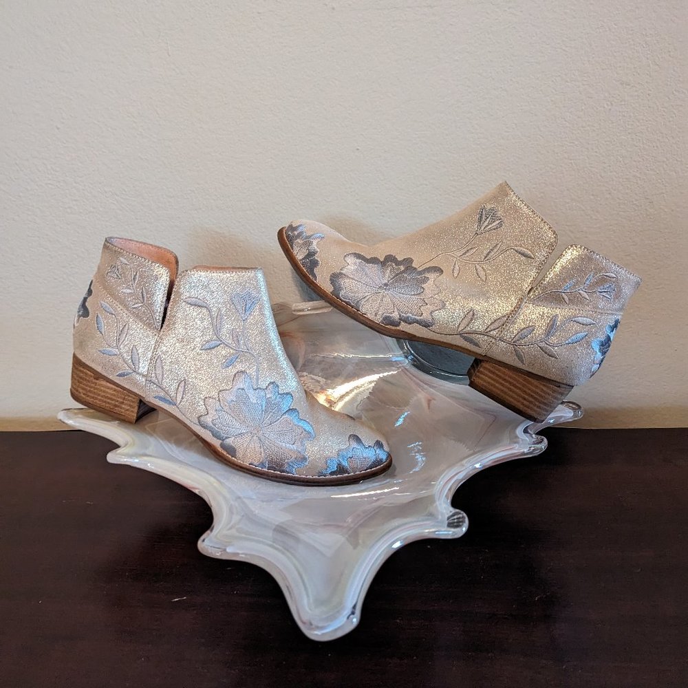Seychelles silver and grey leather ankle boot. Size 9.5